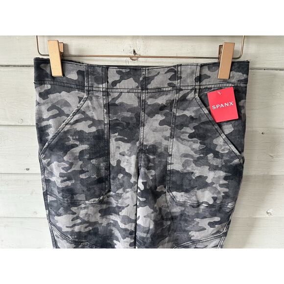 BNWT Spanx Stretch Twill Cargo Jogger Blackwash Camo Size Large - Picture 2 of 10